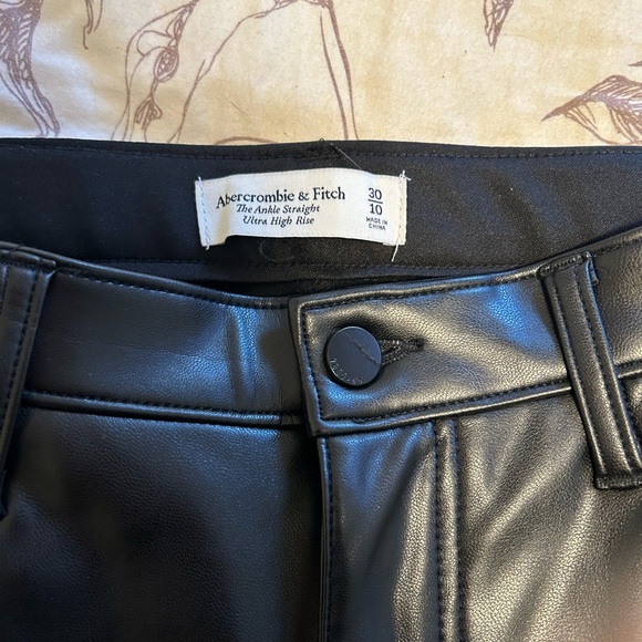 Abercrombie vegan leather 90s straight pants - Picture 2 of 2